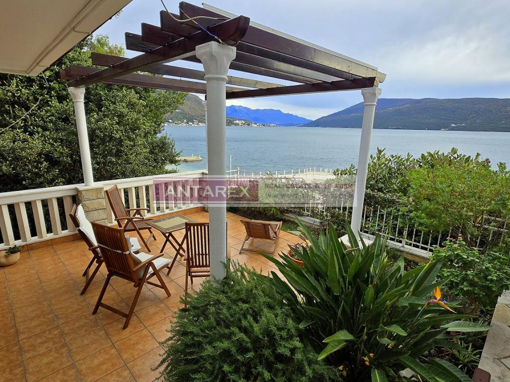 apartment with hte seaview in Herceg Novi for sale, first line