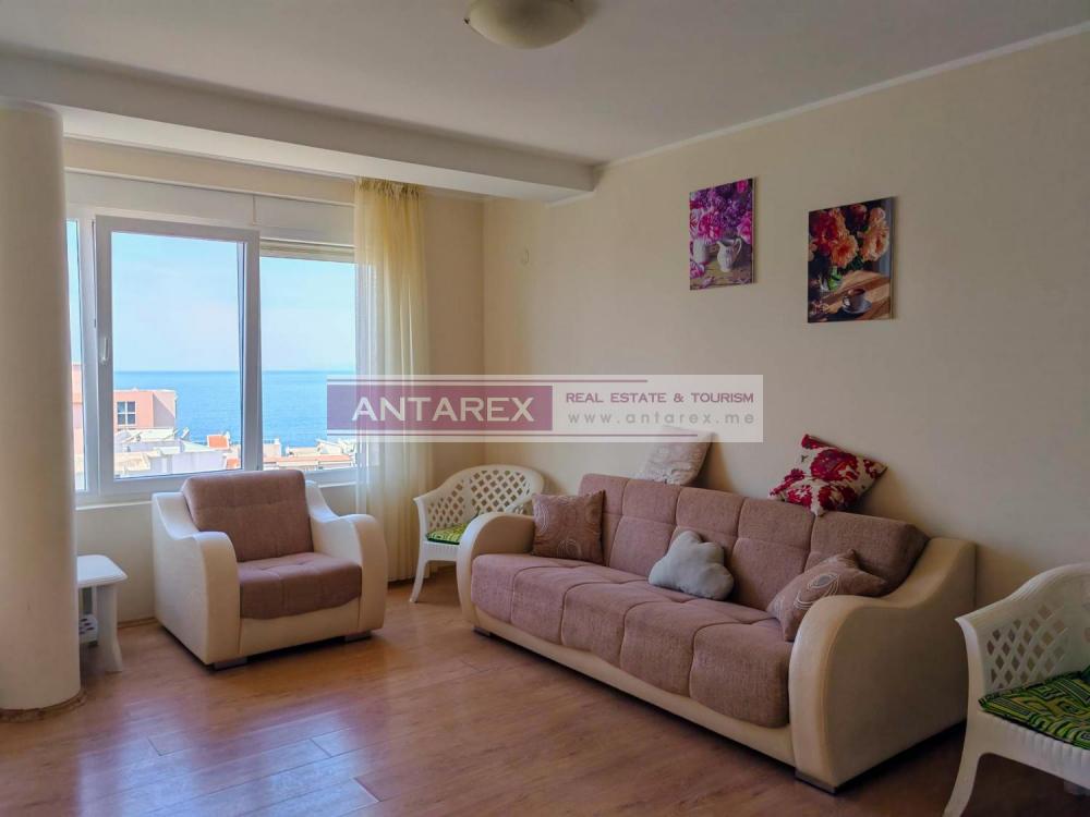 Sea-view apartment with a garage for sale in Dobra Voda (Bar)