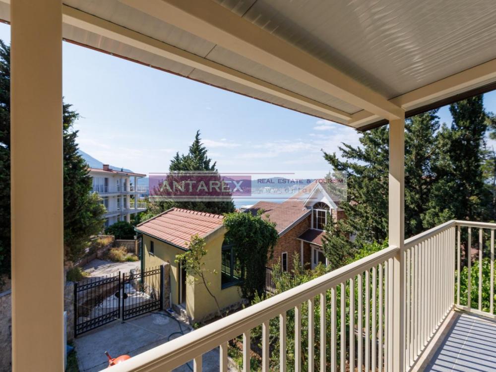 Купить двухэтажный дом с гаражом с видом на море в Баре