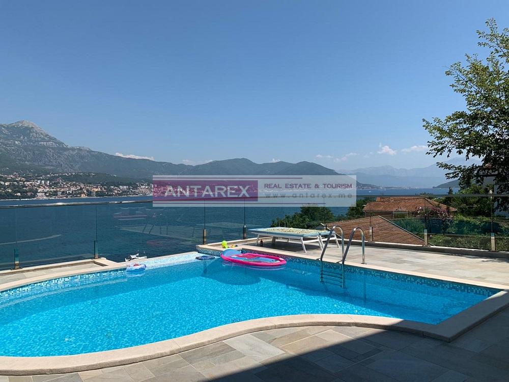 Villa on the first line in Herceg Novi