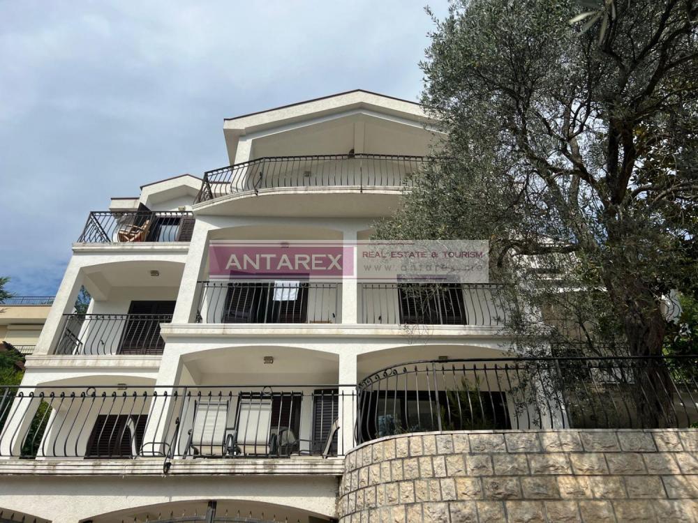 Spacious villa with apartments overlooking the sea view in Budva