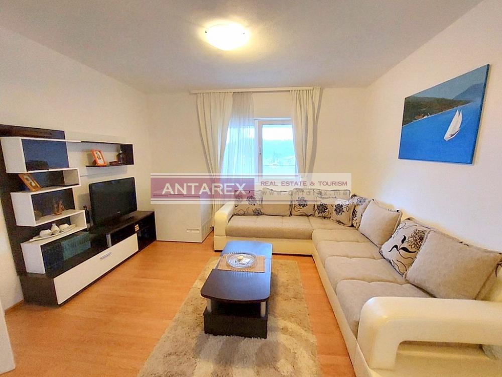 a house with a big plot for sale in Zelenika