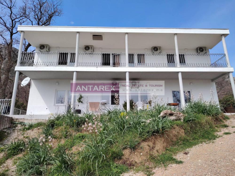 House overlooking the sea