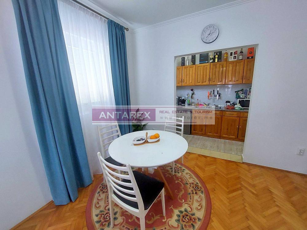 Spacious apartment in Igalo for sale