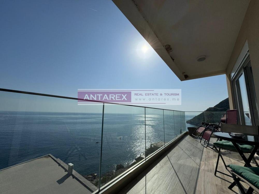 Spacious apartment on the first coastline in Dobra Voda for sale