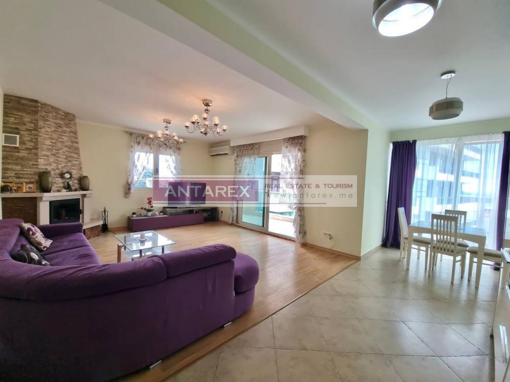 Apartment with sea view and fireplace for sale in Becici