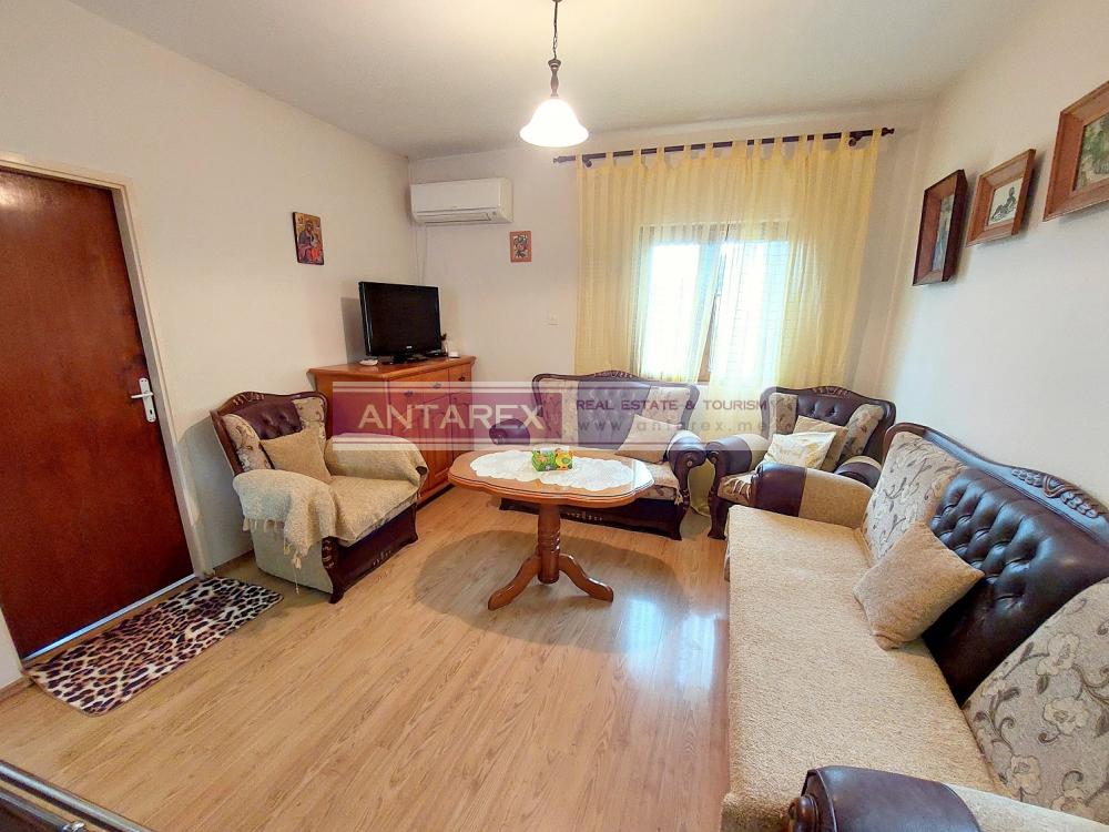family house in Bijela for sale