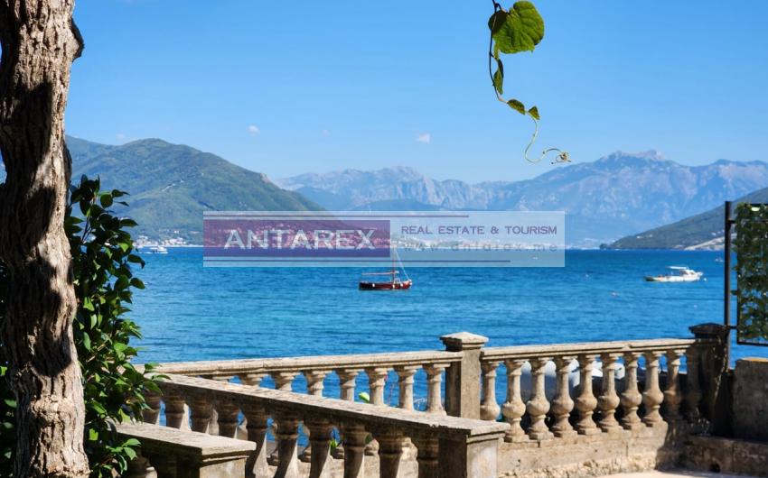 Купить дом на первой линии в Черногории