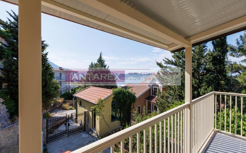 Купить двухэтажный дом с гаражом с видом на море в Баре