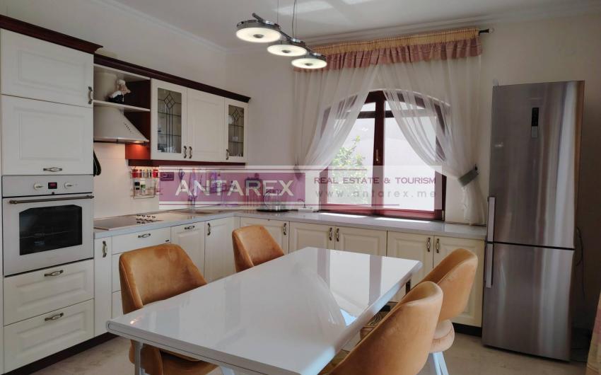 Luxury sea-view apartment with garage in Petrovac