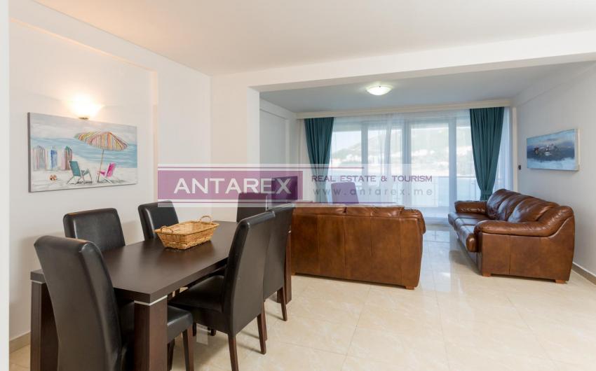 Spacious apartment with amazing sea view in Rafailovici