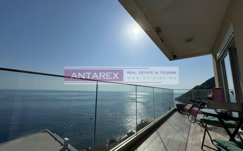 Spacious apartment on the first coastline in Dobra Voda for sale