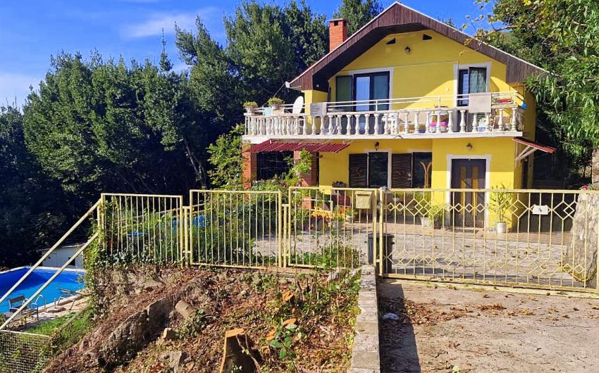 a houce with a swimingpool in Montenegro for sale