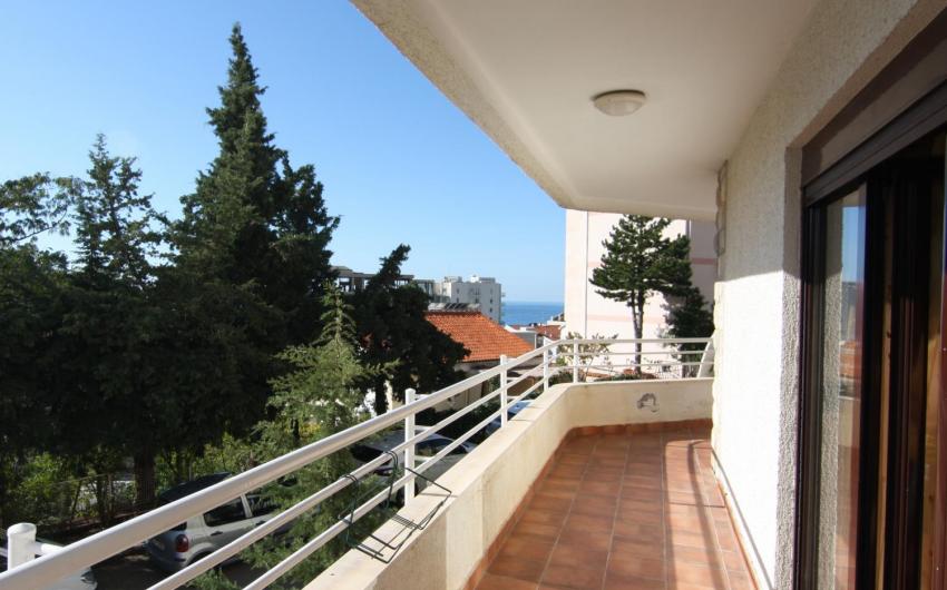 Купить квартиру с отдельной спальней с видом на море в Петровац, Черногория