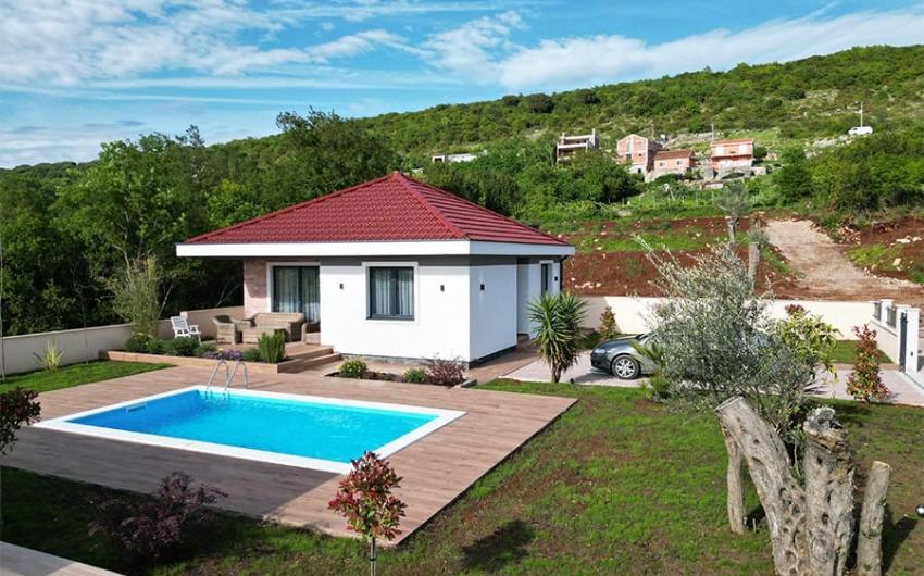 Купить дом с участком и бассейном в Кримовице